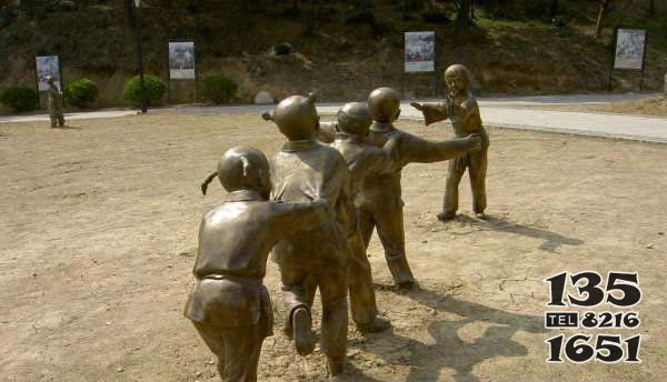 老鷹抓小雞公園人物銅雕 圖片
