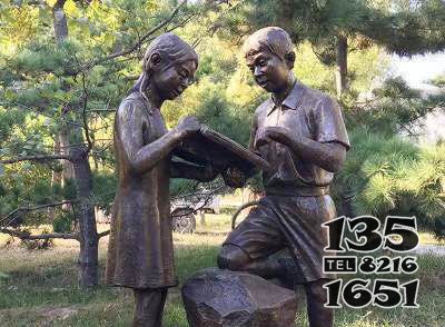 銅雕校園看書人物 圖片