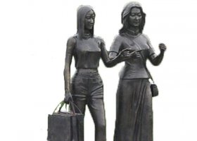 銅雕公園散步購物女孩雕塑 