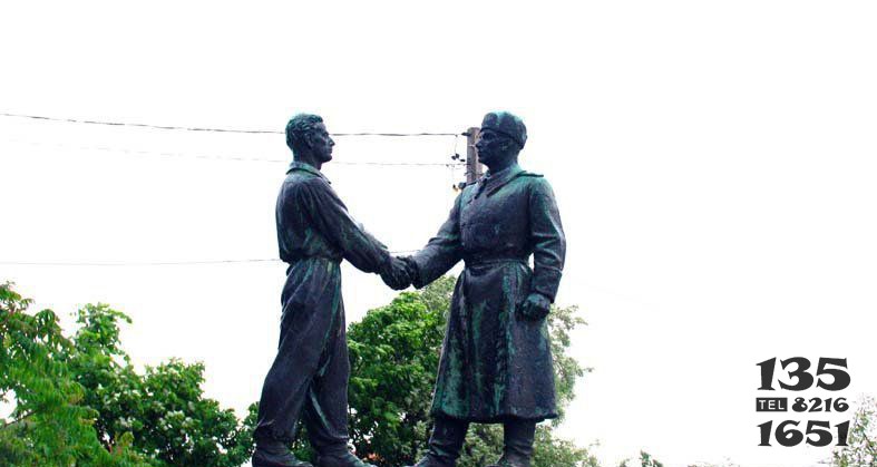 公園握手的西方人物景觀銅雕 圖片