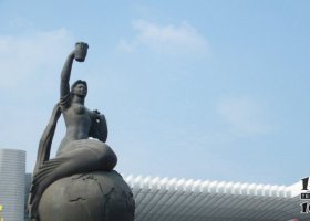 街邊坐在地球上的美人魚景觀銅雕 美人魚雕塑頭像金色佛像學(xué)院