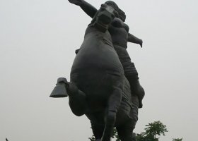 穿越時(shí)空銅人騎馬銅雕 