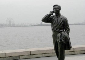 打電話的人物海邊景觀銅雕 