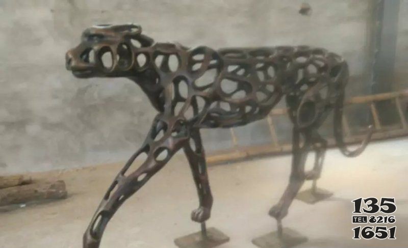 抽象金錢豹公園動(dòng)物銅雕 圖片