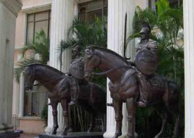 酒店門(mén)口騎馬的羅馬士兵人物銅雕 