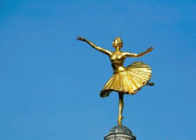 廣場跳芭蕾舞的西方女人景觀銅雕 芭蕾舞雕塑舞蹈人體繪畫道具
