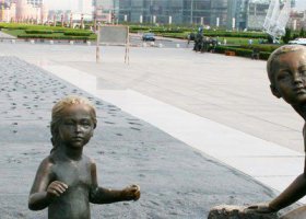 廣場(chǎng)小孩玩耍人物銅雕 小孩雕塑擺件足球笛子小區(qū)