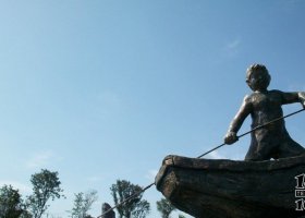 廣場(chǎng)撐船的小男孩景觀銅雕 男孩雕塑公園筆畫(huà)母親圖案