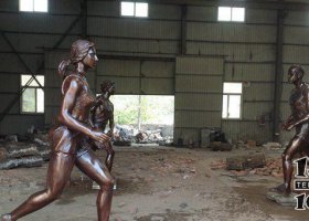 廣場跑步女生人物銅雕 