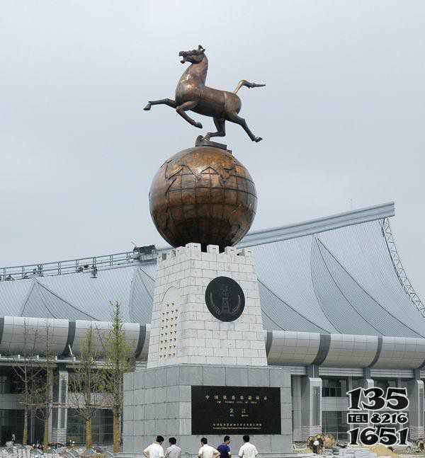 廣場站在地球上的馬景觀銅雕 地球雕塑地球儀銅雕模型價格圖片