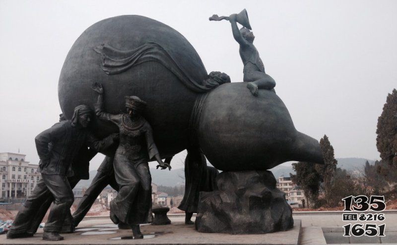 廣場(chǎng)少數(shù)民族人物和大葫蘆景觀銅雕 葫蘆雕塑項(xiàng)鏈吉祥題材白色圖片