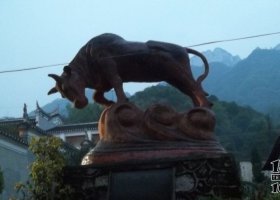 廣場站在海浪上的牛景觀銅雕 海浪雕塑制作效果教學(xué)綠植