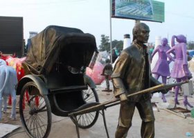拉車人物銅雕 
