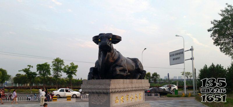 廣場臥著的牛動物銅雕 圖片