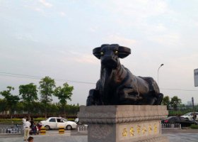 廣場臥著的牛動物銅雕 