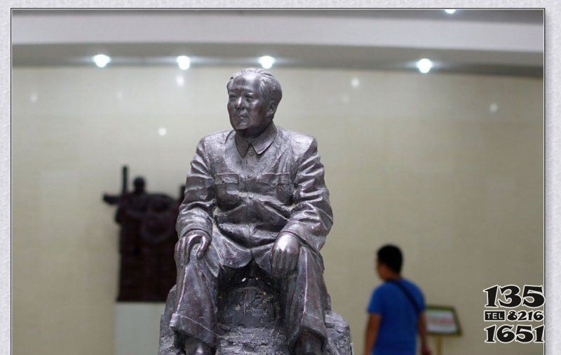 坐著的毛主席偉人銅雕 毛主席雕塑主席藝術(shù)門前紀(jì)念堂圖片