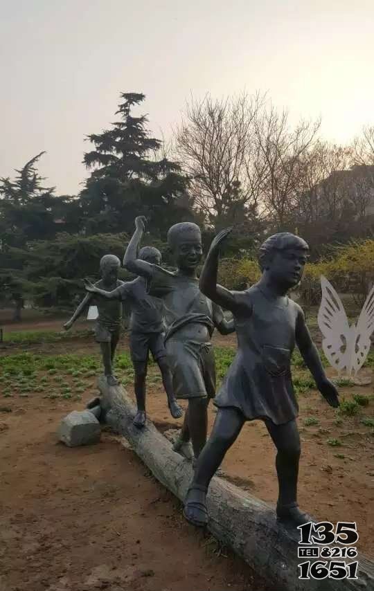 玩走獨木橋兒童銅雕 兒童雕塑圖片廟會小孩暴雨圖片