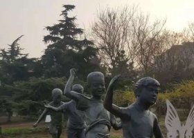 玩走獨木橋兒童銅雕 兒童雕塑圖片廟會小孩暴雨