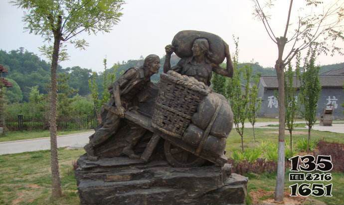 運送紅薯的農(nóng)民銅雕  農(nóng)民雕塑泥人文化景區(qū)上村圖片