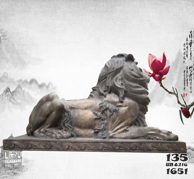 門口臥著的西洋獅子銅雕  圖片