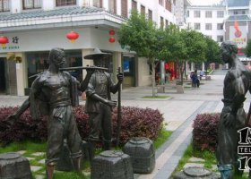 江鎮(zhèn)公園挑扁擔(dān)人物銅雕 