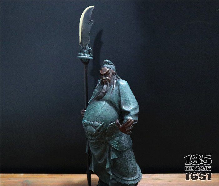 持刀關(guān)公玻璃鋼仿銅人物雕塑 關(guān)公雕塑大型黑臉馬上黑白圖片