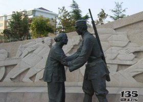 八路軍和老奶奶廣場人物銅雕  八路軍雕塑鑄銅英雄大全價格