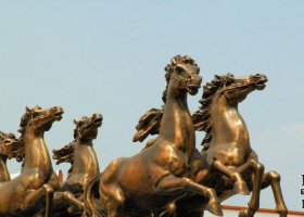 廣場奔跑的馬銅雕 