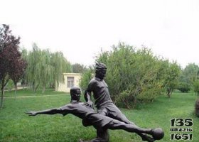 公園銅雕雙人踢球人物雕塑 