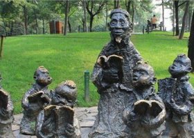 師生朗讀公園人物銅雕 