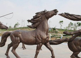 奔騰的馬公園景觀銅雕 景觀雕塑造型方式錢一噸特色