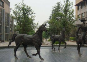 小區(qū)騎著馬牽馬的西方人物小品銅雕 