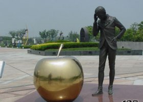 銅雕西方人物和蘋果 蘋果雕塑圖片水果蘋果汁雕塑園