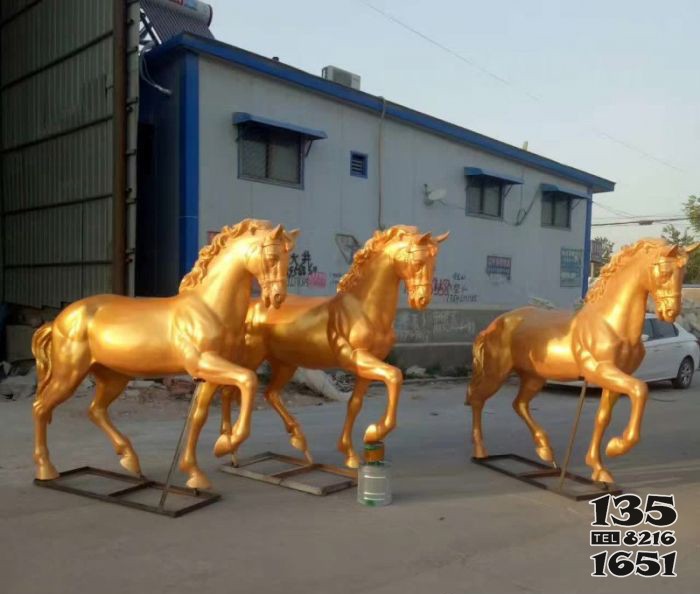 黃銅色馬銅雕 圖片