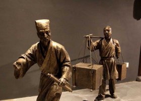 銅雕挑行李走路的古代人物銅雕 