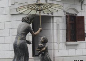 廣場(chǎng)銅雕母子打傘人物雕塑 母子雕塑圣母子國(guó)際長(zhǎng)頸鹿大象