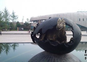 公園破殼而出的恐龍景觀銅雕 恐龍雕塑大全鱷魚湖城堡地質(zhì)