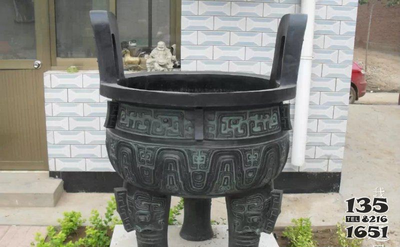三足鼎青銅鼎雕塑 圖片