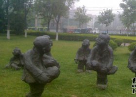 公園兒童斗雞小品銅雕 兒童雕塑城市木藝易學少數(shù)