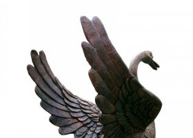 公園展翅的天鵝動物銅雕 