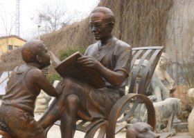 公園看書(shū)的老人和小孩小品銅雕 