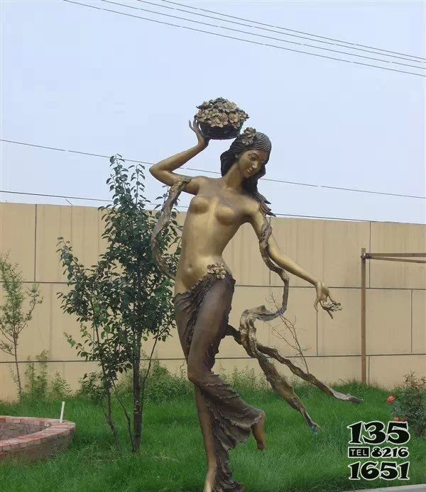 西方美女公園人物銅雕 美女雕塑動漫醫(yī)生身材短句圖片