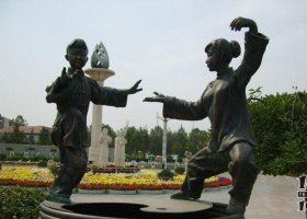 公園練太極拳的人物小品銅雕 太極拳雕塑擺件楊式傳統(tǒng)輔導(dǎo)站