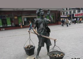 步行街賣蘋果的小販人物銅雕 蘋果雕塑廣場袁立小鳥專業(yè)