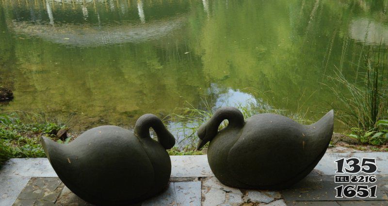 公園睡覺的抽象天鵝動物銅雕 圖片
