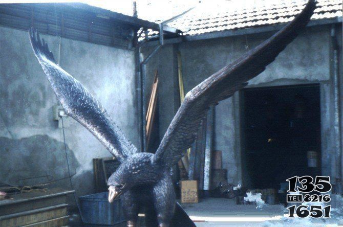 鑄銅老鷹企業(yè)動(dòng)物銅雕 老鷹雕塑作品雪地赤金意象圖片