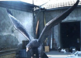 鑄銅老鷹企業(yè)動物銅雕 老鷹雕塑作品雪地赤金意象