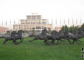 馬奔騰公園銅雕 