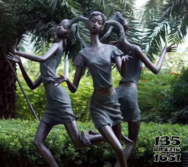 公園編花籃的女孩人物銅雕 女孩雕塑作品動物故事雕塑園圖片