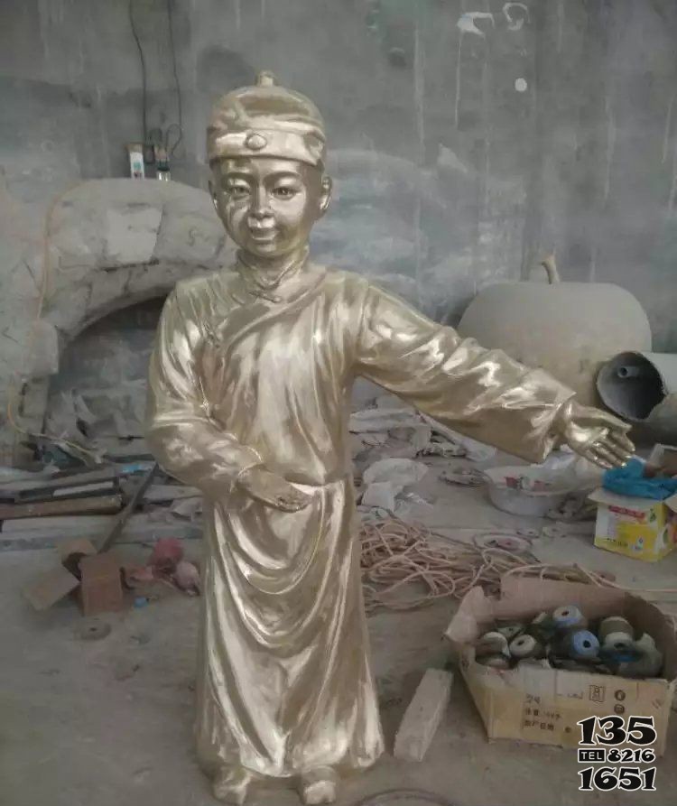 迎賓童子景觀人物銅雕 迎賓雕塑紅色字體制作會(huì)所圖片